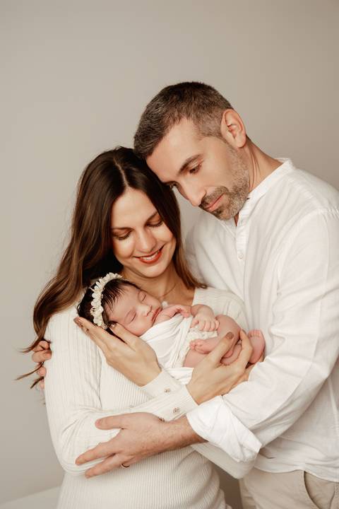 Fotografia de família com recém-nascido em Lisboa. Registo natural e intemporal.'