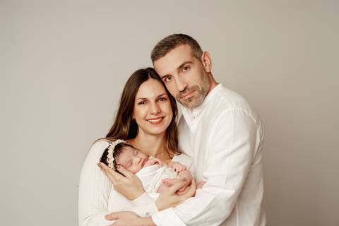 Fotografia de família com recém-nascido em Lisboa. Registo natural e intemporal.'