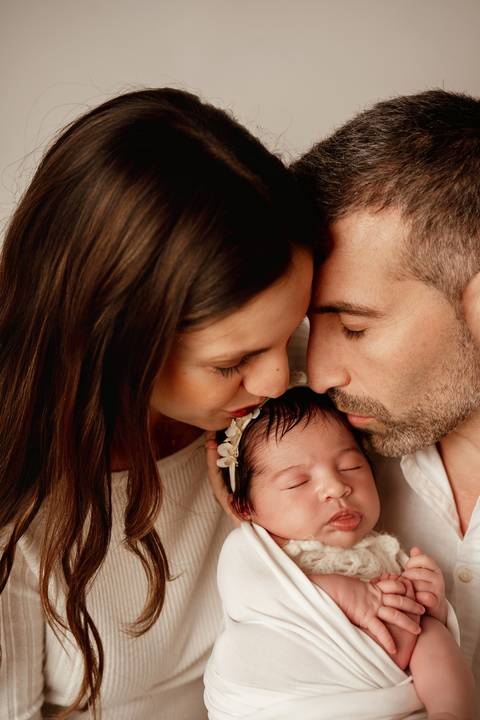 Fotografia de família com recém-nascido em Lisboa. Registo natural e intemporal.'
