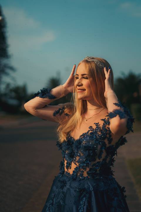 fotógrafo-em-osório-felipe-lopes-fotografia-ensaio-de-15-anos-na-rua-com-vestido-de-festa-em-xangri-la'