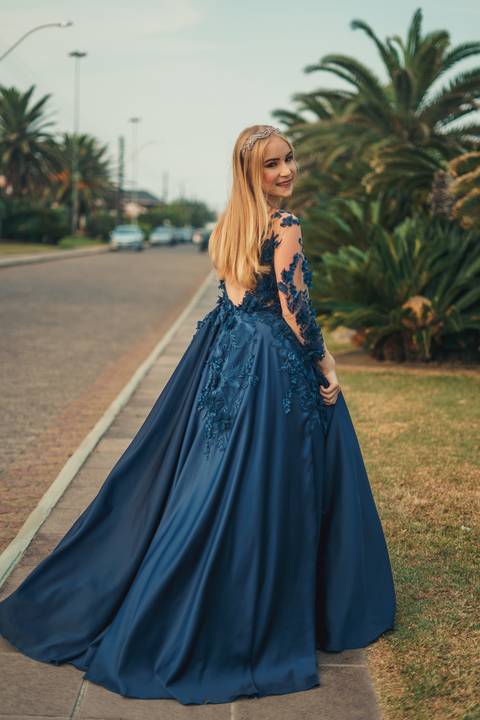 fotógrafo-em-osório-felipe-lopes-fotografia-ensaio-de-15-anos-na-rua-com-vestido-de-festa-em-xangri-la'