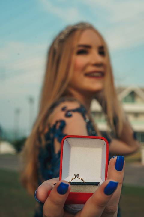 fotógrafo-em-osório-felipe-lopes-fotografia-ensaio-de-15-anos-na-rua-com-vestido-de-festa-em-xangri-la'