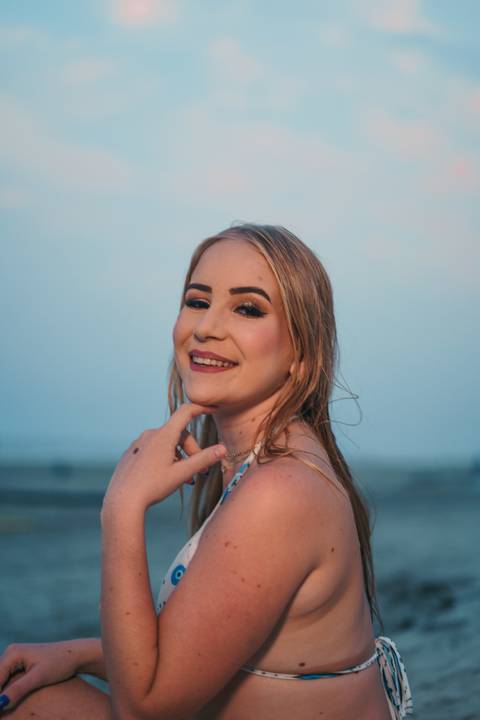 fotógrafo-em-osório-felipe-lopes-fotografia-ensaio-de-15-anos-na-rua-com-vestido-de-festa-em-xangri-la'