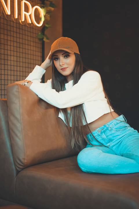 fotógrafo-em-osório-felipe-lopes-fotografia-ensaio-feminino-em-cafeteria-interno-em-tramandaí'