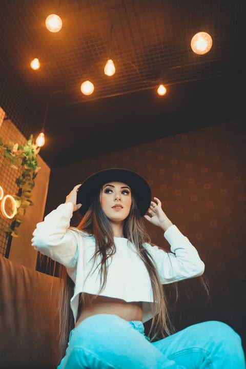 fotógrafo-em-osório-felipe-lopes-fotografia-ensaio-feminino-em-cafeteria-interno-em-tramandaí'