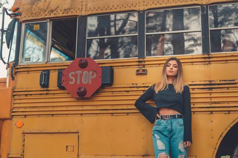 fotografo-em-osorio-rio-grande-do-sul-ensaio-de-15-anos-externo-com-onibus'