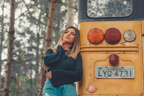 fotografo-em-osorio-rio-grande-do-sul-ensaio-de-15-anos-externo-com-onibus'