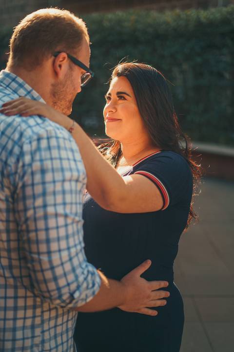 fotografo-em-osorio-rio-grande-do-sul-ensaio-de-gestante-em-gramado-externo-na-rua-street-fonte-do-amor'