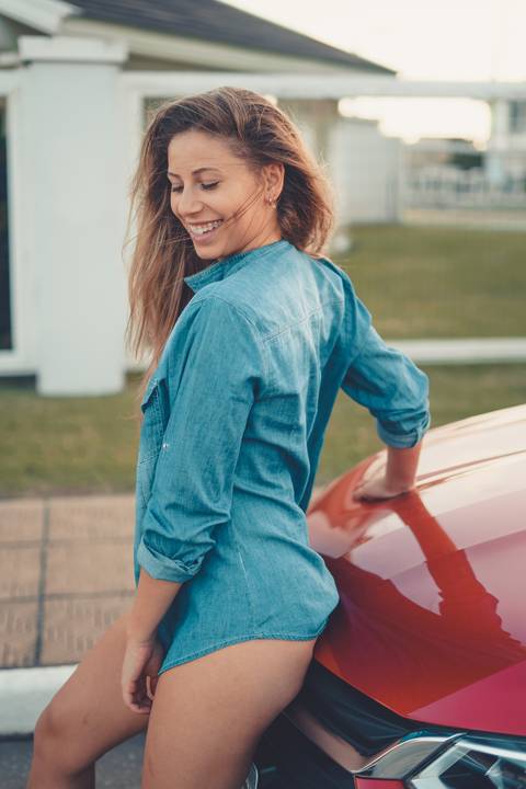 fotografo-em-osorio-felipe-lopes-fotografia-ensaio-feminino-externo-de-biquini-no-carro-em-capao-da-canoa'