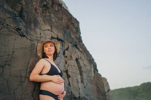 fotografo-de-osorio-felipe-lopes-fotografia-ensaio-de-gestante-familia-dois-filhos-na-natureza-externo-na-praia-em-torres'