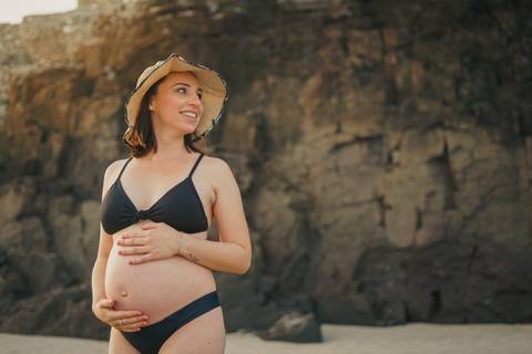 fotografo-de-osorio-felipe-lopes-fotografia-ensaio-de-gestante-familia-dois-filhos-na-natureza-externo-na-praia-em-torres'
