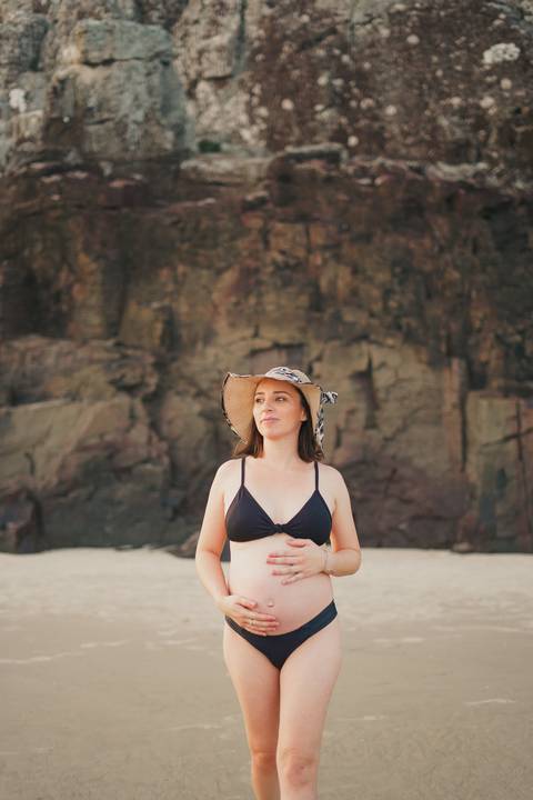 fotografo-de-osorio-felipe-lopes-fotografia-ensaio-de-gestante-familia-dois-filhos-na-natureza-externo-na-praia-em-torres'