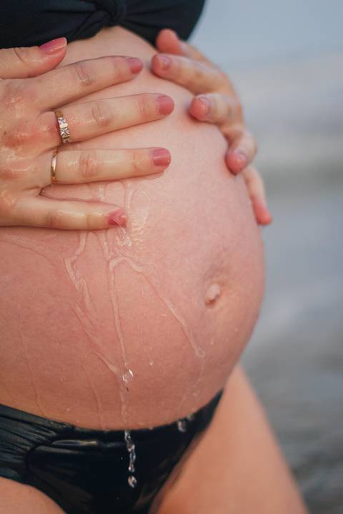fotografo-de-osorio-felipe-lopes-fotografia-ensaio-de-gestante-familia-dois-filhos-na-natureza-externo-na-praia-em-torres'