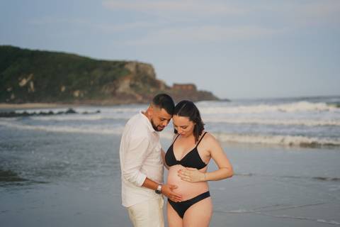 fotografo-de-osorio-felipe-lopes-fotografia-ensaio-de-gestante-familia-dois-filhos-na-natureza-externo-na-praia-em-torres'