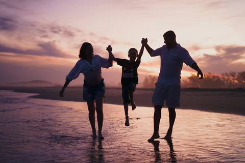 fotografo-de-osorio-felipe-lopes-fotografia-ensaio-de-gestante-familia-dois-filhos-na-natureza-externo-na-praia-em-torres'