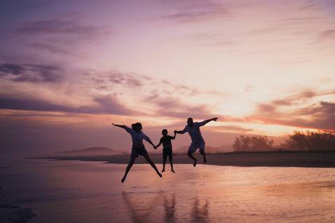 fotografo-de-osorio-felipe-lopes-fotografia-ensaio-de-gestante-familia-dois-filhos-na-natureza-externo-na-praia-em-torres'