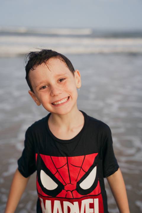 fotografo-de-osorio-felipe-lopes-fotografia-ensaio-de-gestante-familia-dois-filhos-na-natureza-externo-na-praia-em-torres'