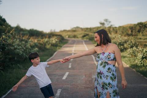 fotografo-de-osorio-felipe-lopes-fotografia-ensaio-de-gestante-familia-dois-filhos-na-natureza-externo-em-torres'