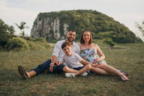 fotografo-de-osorio-felipe-lopes-fotografia-ensaio-de-gestante-familia-dois-filhos-na-natureza-externo-em-torres'