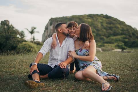 fotografo-de-osorio-felipe-lopes-fotografia-ensaio-de-gestante-familia-dois-filhos-na-natureza-externo-em-torres'