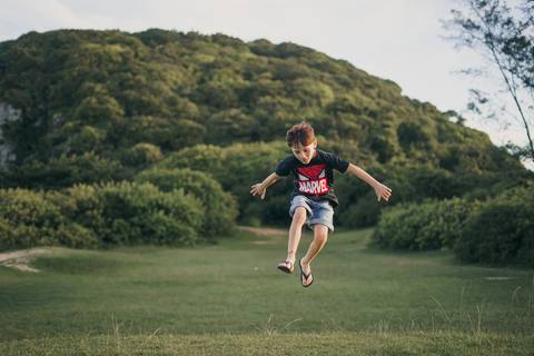 fotografo-de-osorio-felipe-lopes-fotografia-ensaio-de-gestante-familia-dois-filhos-na-natureza-externo-na-praia-em-torres'