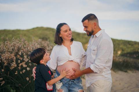 fotografo-de-osorio-felipe-lopes-fotografia-ensaio-de-gestante-familia-dois-filhos-na-natureza-externo-na-praia-em-torres'