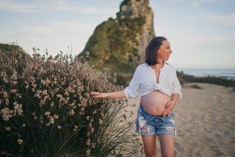 fotografo-de-osorio-felipe-lopes-fotografia-ensaio-de-gestante-familia-dois-filhos-na-natureza-externo-na-praia-em-torres'