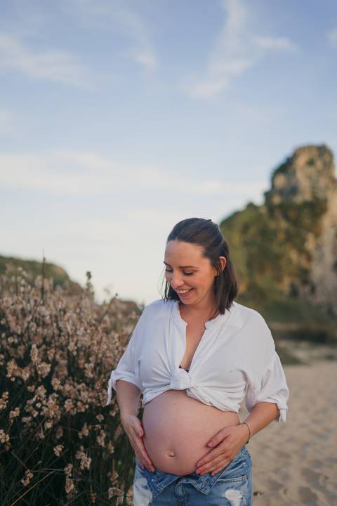 fotografo-de-osorio-felipe-lopes-fotografia-ensaio-de-gestante-familia-dois-filhos-na-natureza-externo-na-praia-em-torres'