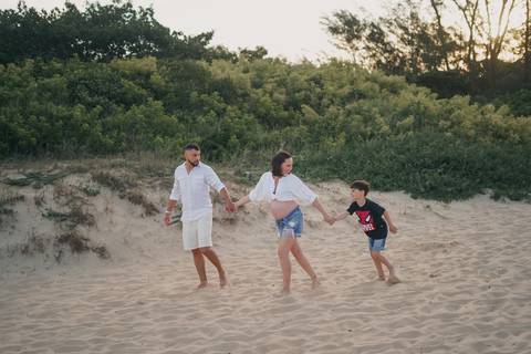 fotografo-de-osorio-felipe-lopes-fotografia-ensaio-de-gestante-familia-dois-filhos-na-natureza-externo-na-praia-em-torres'