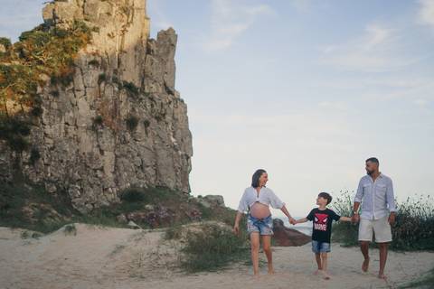 fotografo-de-osorio-felipe-lopes-fotografia-ensaio-de-gestante-familia-dois-filhos-na-natureza-externo-na-praia-em-torres'