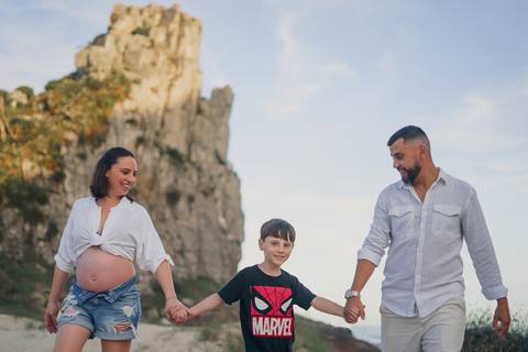 fotografo-de-osorio-felipe-lopes-fotografia-ensaio-de-gestante-familia-dois-filhos-na-natureza-externo-na-praia-em-torres'
