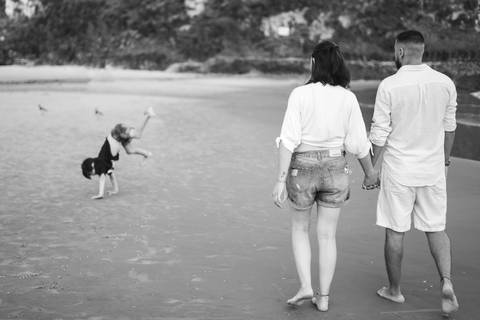 fotografo-de-osorio-felipe-lopes-fotografia-ensaio-de-gestante-familia-dois-filhos-na-natureza-externo-na-praia-em-torres'