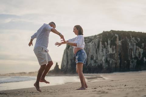 fotografo-de-osorio-felipe-lopes-fotografia-ensaio-de-gestante-familia-dois-filhos-na-natureza-externo-na-praia-em-torres'