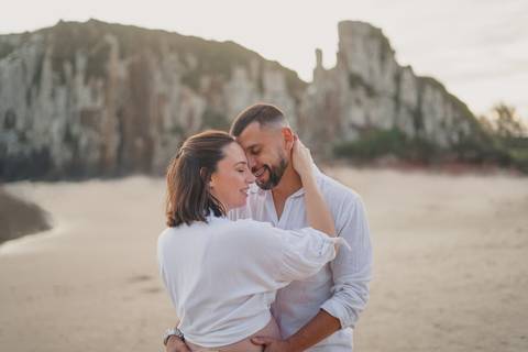 fotografo-de-osorio-felipe-lopes-fotografia-ensaio-de-gestante-familia-dois-filhos-na-natureza-externo-na-praia-em-torres'