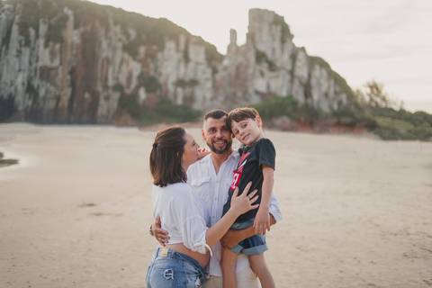 fotografo-de-osorio-felipe-lopes-fotografia-ensaio-de-gestante-familia-dois-filhos-na-natureza-externo-na-praia-em-torres'