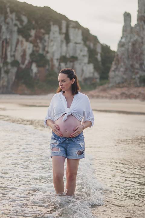 fotografo-de-osorio-felipe-lopes-fotografia-ensaio-de-gestante-familia-dois-filhos-na-natureza-externo-na-praia-em-torres'