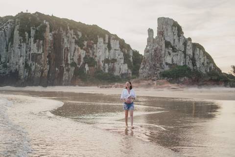 fotografo-de-osorio-felipe-lopes-fotografia-ensaio-de-gestante-familia-dois-filhos-na-natureza-externo-na-praia-em-torres'