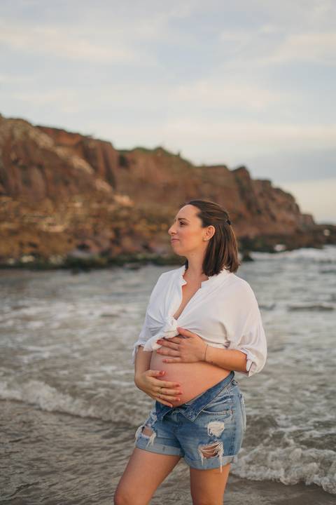 fotografo-de-osorio-felipe-lopes-fotografia-ensaio-de-gestante-familia-dois-filhos-na-natureza-externo-na-praia-em-torres'