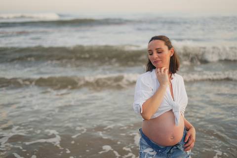 fotografo-de-osorio-felipe-lopes-fotografia-ensaio-de-gestante-familia-dois-filhos-na-natureza-externo-na-praia-em-torres'