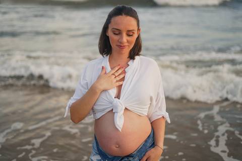 fotografo-de-osorio-felipe-lopes-fotografia-ensaio-de-gestante-familia-dois-filhos-na-natureza-externo-na-praia-em-torres'