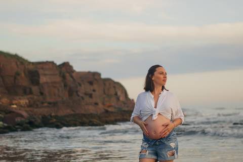 fotografo-de-osorio-felipe-lopes-fotografia-ensaio-de-gestante-familia-dois-filhos-na-natureza-externo-na-praia-em-torres'