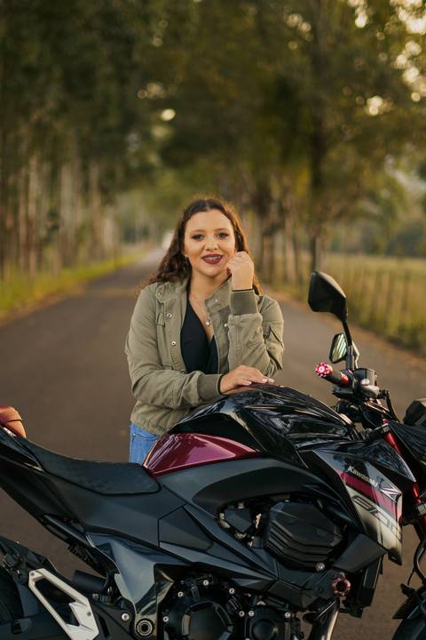 felipe-lopes-fotografia-fotografo-em-osorio-ensaio-de-15-quinze-anos-book-externo-em-osorio-na-natureza-com-moto'