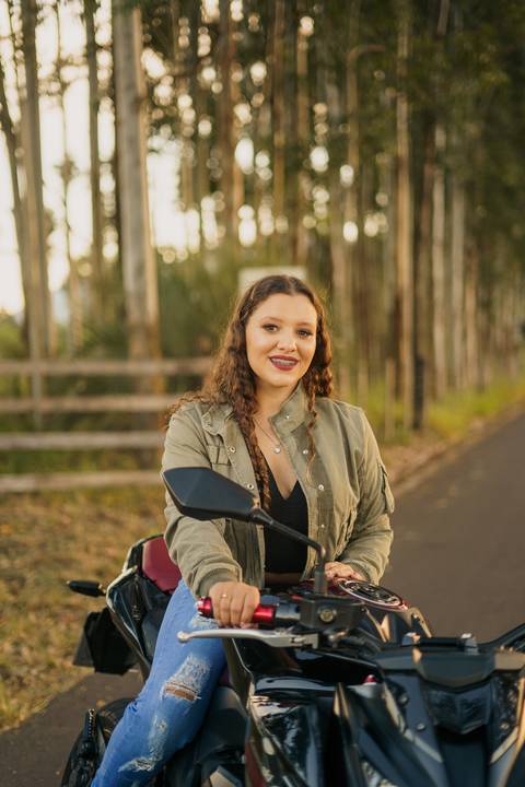 felipe-lopes-fotografia-fotografo-em-osorio-ensaio-de-15-quinze-anos-book-externo-em-osorio-na-natureza-com-moto'