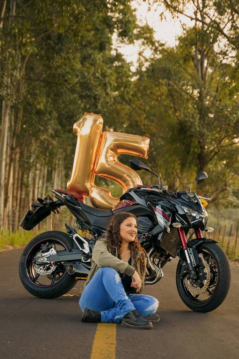 felipe-lopes-fotografia-fotografo-em-osorio-ensaio-de-15-quinze-anos-book-externo-em-osorio-na-natureza-com-moto-e-balao-de-15'