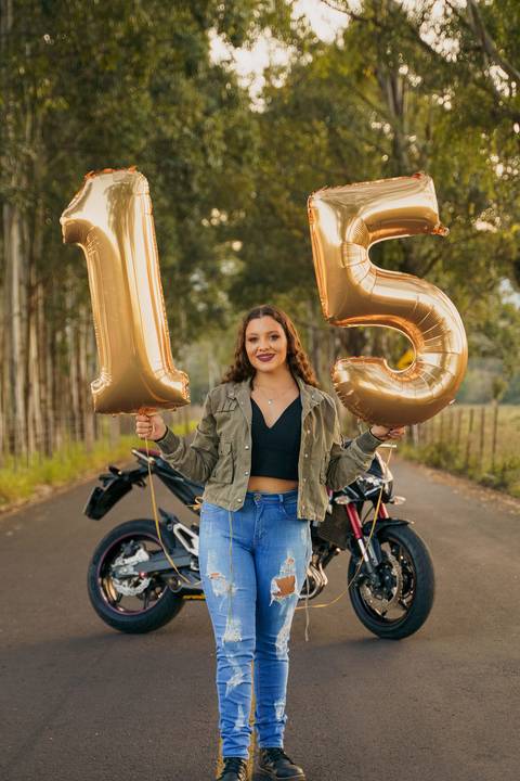felipe-lopes-fotografia-fotografo-em-osorio-ensaio-de-15-quinze-anos-book-externo-em-osorio-na-natureza-com-moto-e-balao-de-15'