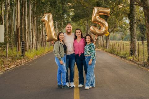 felipe-lopes-fotografia-fotografo-em-osorio-ensaio-de-15-quinze-anos-book-externo-em-osorio-na-natureza-com-a-familia-e-balao-de-15'