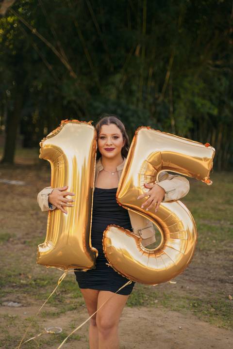 felipe-lopes-fotografia-fotografo-em-osorio-ensaio-de-15-quinze-anos-book-externo-em-osorio-na-natureza-com-balao-de-15'