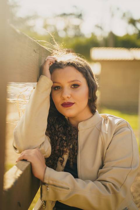 felipe-lopes-fotografia-fotografo-em-osorio-ensaio-de-15-quinze-anos-book-externo-em-osorio-na-natureza-contra-luz'