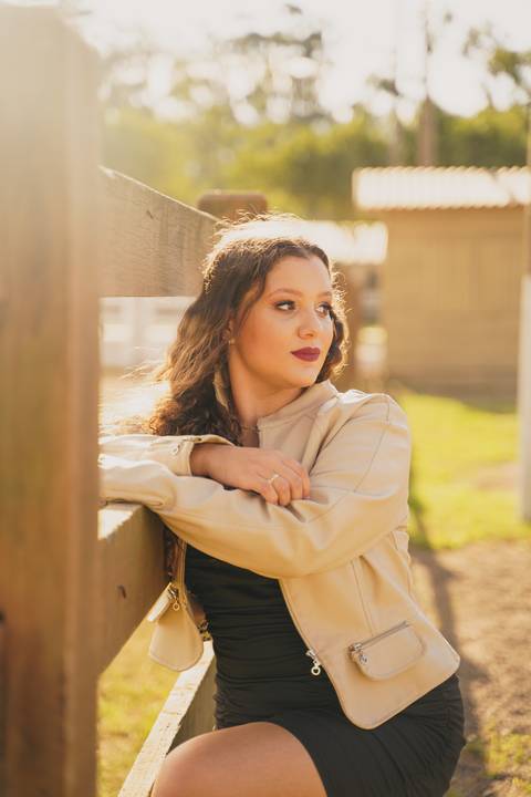 felipe-lopes-fotografia-fotografo-em-osorio-ensaio-de-15-quinze-anos-book-externo-em-osorio-na-natureza-contra-luz'