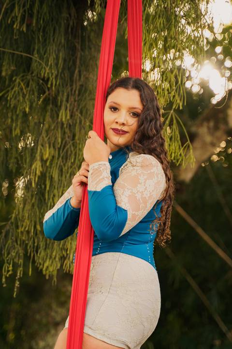 felipe-lopes-fotografia-fotografo-em-osorio-ensaio-de-15-quinze-anos-book-externo-em-osorio-na-natureza-no-tecido-dança-aerea'